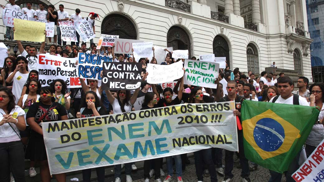 Estudantes protestam no Rio contra problemas ocorridos na edição do Enem 2010