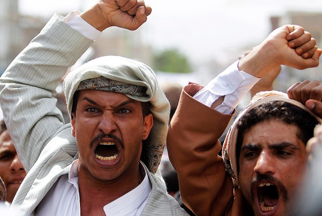 Manifestantes protestam perto da embaixada americana em Sanaa (Iêmen) contra filme que ironiza profeta Maomé