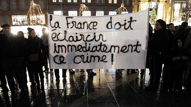 Em Paris, manifestantes exigem esclarecimentos sobre crime em instituição curda
