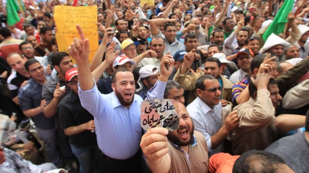 Manifestantes exigem que membros do antigo regime sejam afastados de cargos públicos