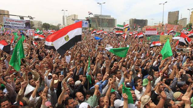 Muçulmanos e salafistas (diferente vertente do movimento islâmico) estão entre os manifestantes na praça Tahir no Cairo, Egito