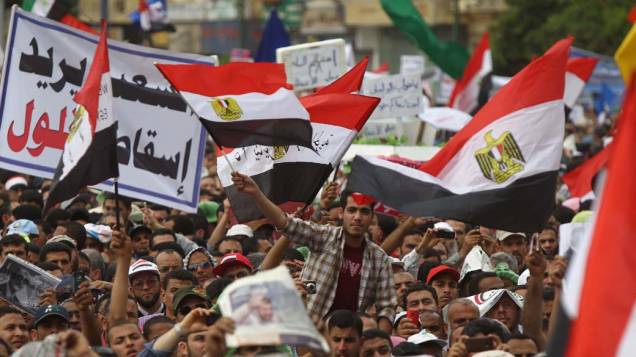 Manifestantes agitam bandeiras nacionais durante protesto contra membros do antigo regime no governo do Egito