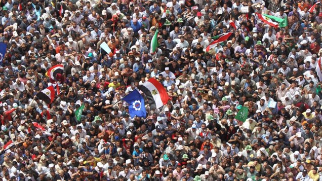Dezenas de milhares de pessoas se reuniram na praça Tahrir mostrando seu poder de convocação em uma grande manifestação