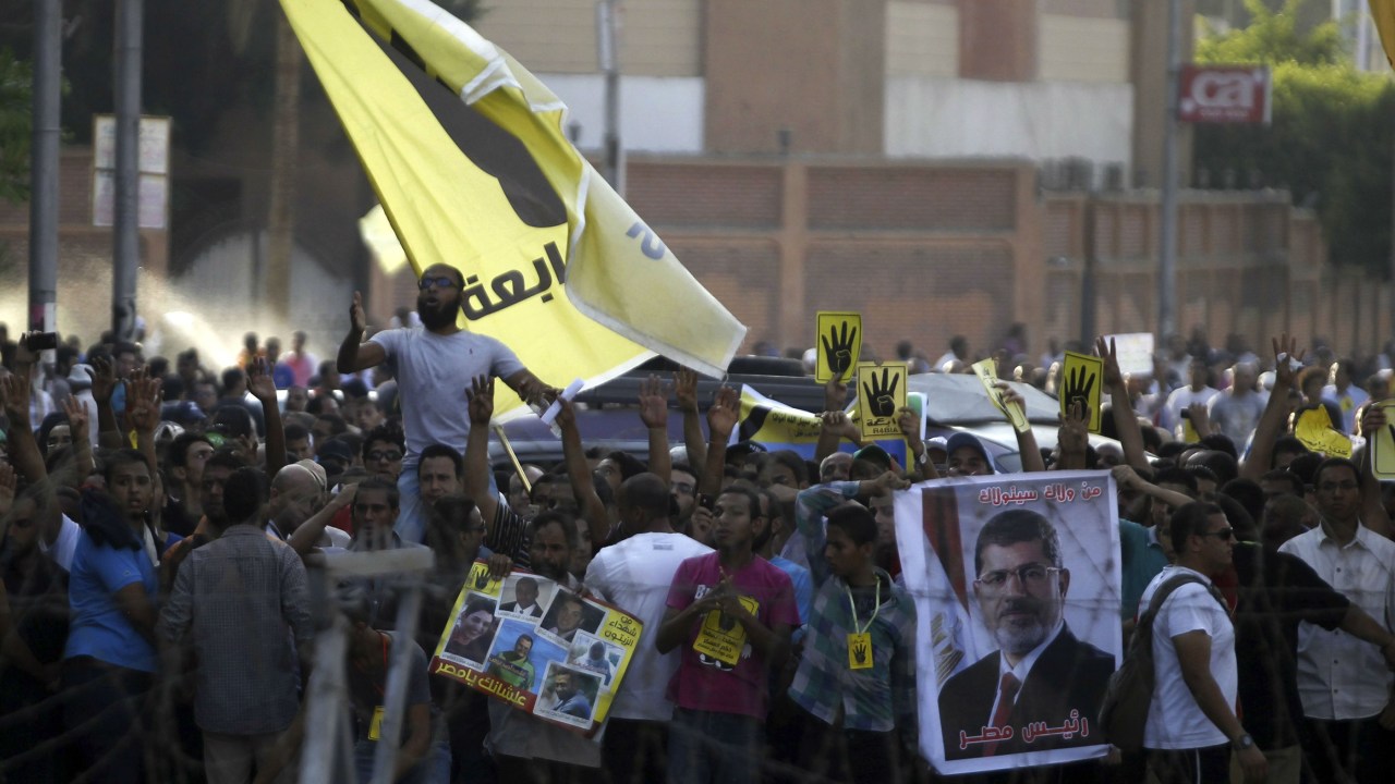 Protesto liderado por apoiadores da Irmandade Muçulmana no Cairo, Egito