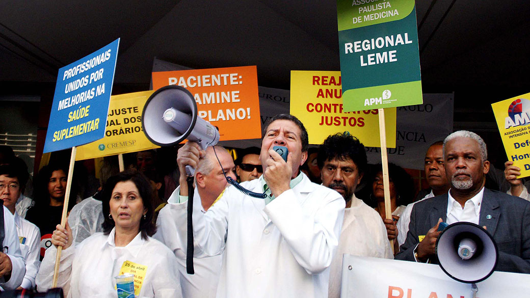 Médicos que atuam na saúde suplementar realizam protesto na Avenida Paulista