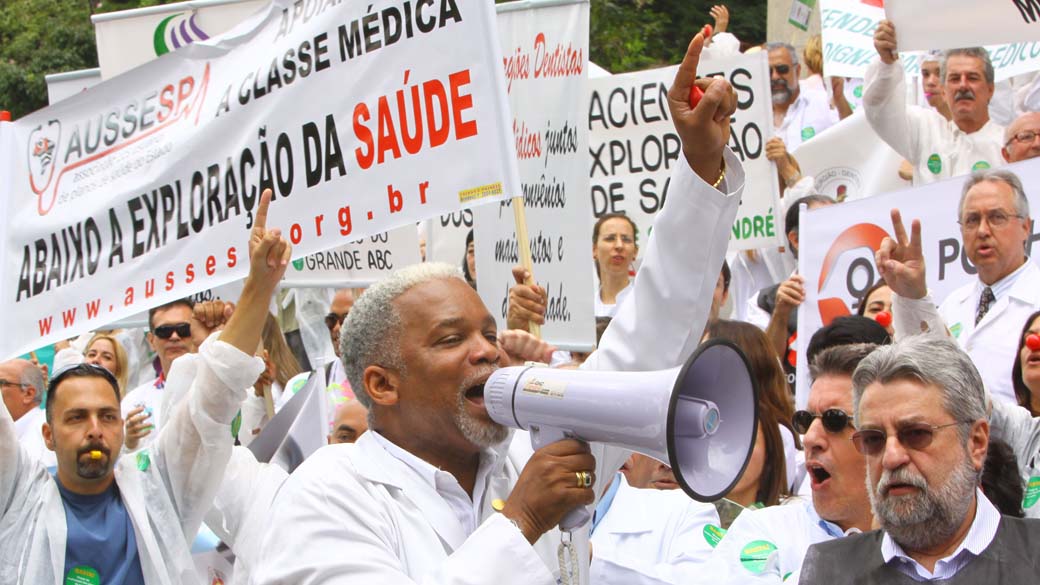 Médicos protestam na Praça da Sé, São Paulo