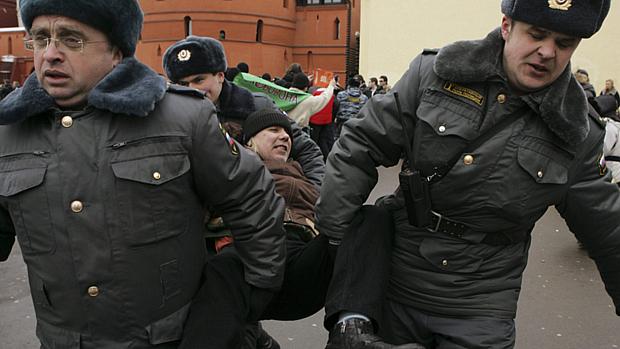 Manifestante é detido pela polícia durante protesto em Moscou