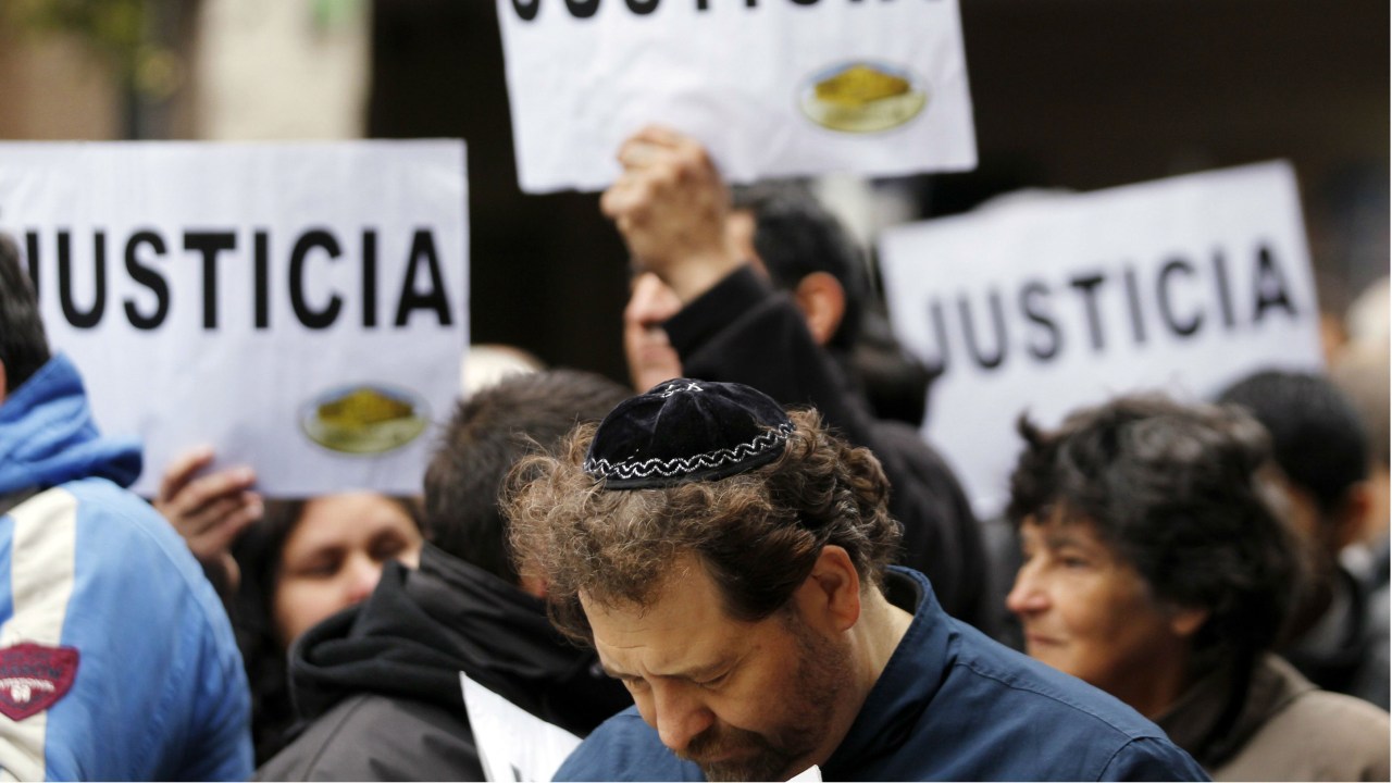 Manifestantes protestam contra a impunidade dos envolvidos no atentado contra a Amia, em Buenos Aires