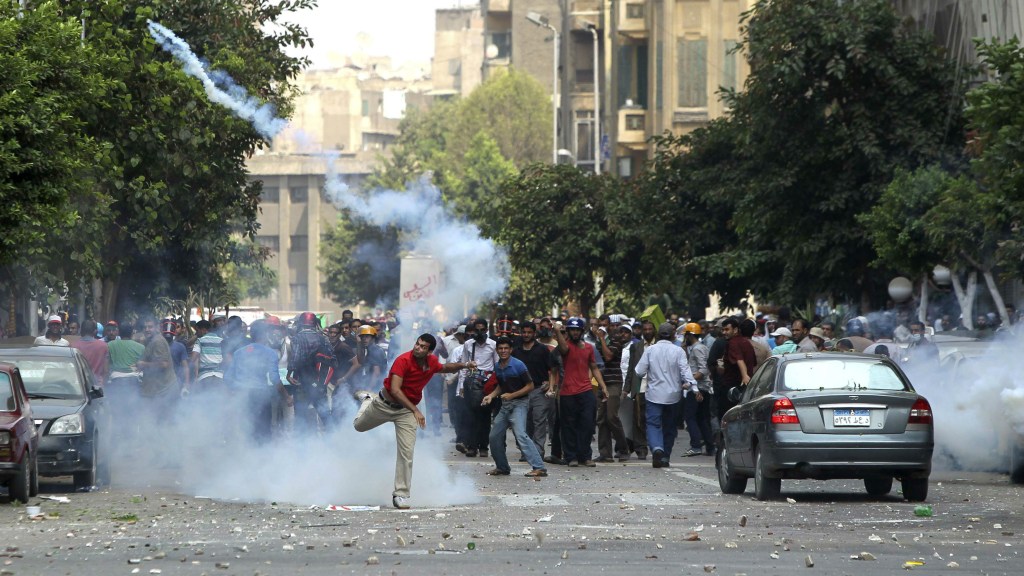 Helicópteros do exército sobrevoam os protestos no Egito