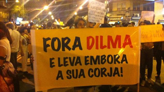 Protesto no Rio: em cartaz, manifestante pede "Fora, Dilma"