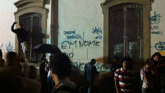 Protesto no Rio: manifestantes picham prédios históricos