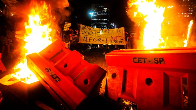 Protesto contra o aumento da passagem do ônibus de São Paulo de R$ 3 para R$ 3,20, manifestantes usam fogo para interditar avenidas no centro da capital paulista