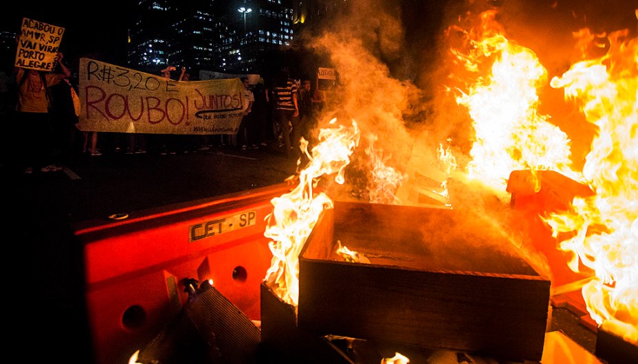 Protesto contra o aumento da passagem do ônibus de São Paulo de R$ 3 para R$ 3,20, manifestantes usam fogo para interditar avenidas no centro da capital paulista