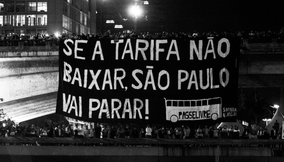 Protesto contra o aumento da passagem do ônibus de São Paulo de R$ 3 para R$ 3,20, manifestantes usam fogo para interditar avenidas no centro da capital paulista