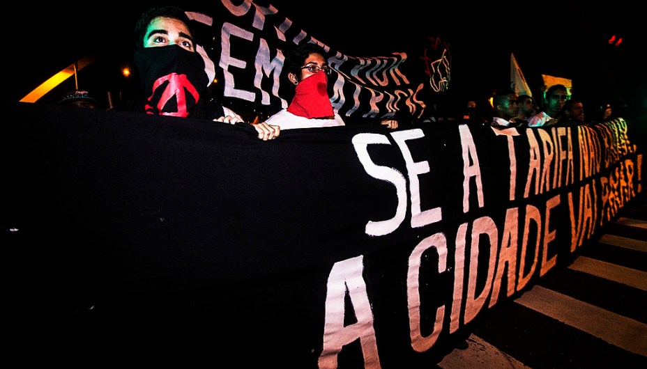 Protesto contra aumento da tarifa de ônibus tem 15 detidos