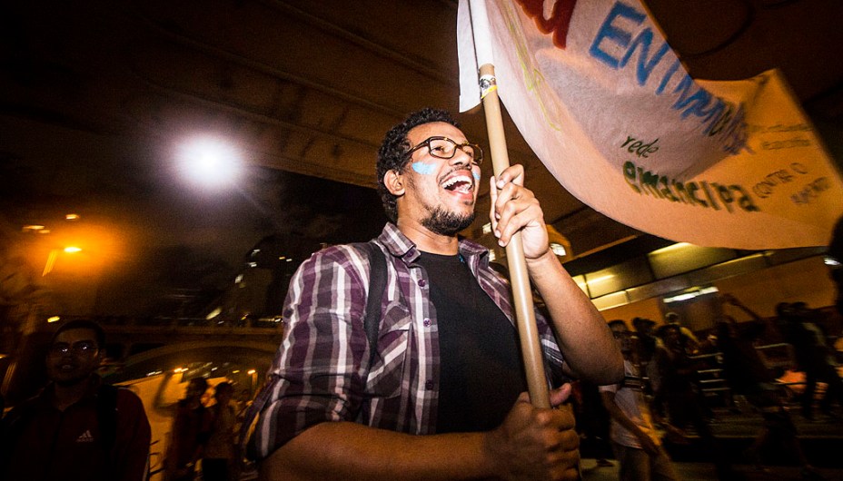 Protesto contra o aumento da passagem do ônibus de São Paulo de R$ 3 para R$ 3,20, manifestantes usam fogo para interditar avenidas no centro da capital paulista