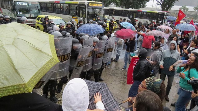 Porfessores protestam frente ao prédio da prefeitura, no Rio