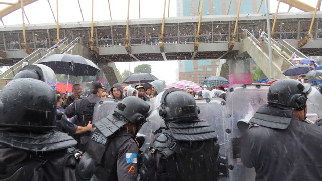 Policiais e professores entram em confronto durante protesto em frente ao prédio da prefeitura, no Rio