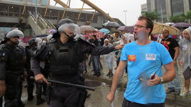 Policiais e professores entram em confronto durante protesto em frente ao prédio da prefeitura, no Rio