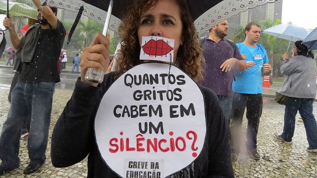 Professores entram em greve e protestam em frente  ao prédio da prefeitura, no Rio