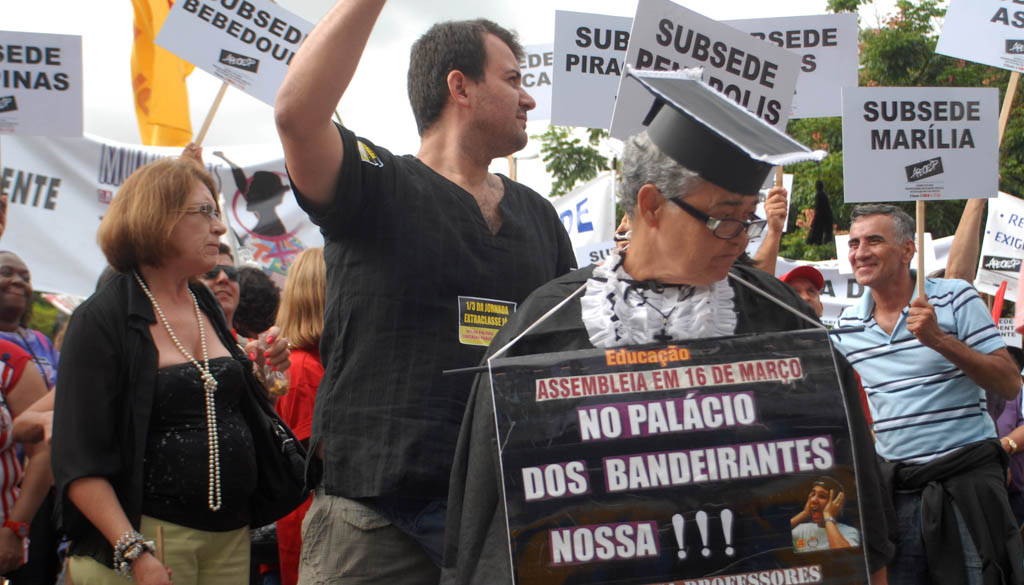 Professores da rede estadual fazem protesto próximo ao Palácio dos Bandeirantes, sede do governo do Estado de São Paulo