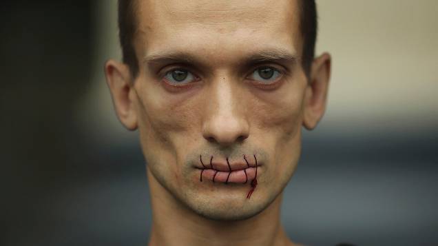 O artista russo Pyotr Pavlensky costurou os lábios em protesto contra a prisão de integrantes da banda punk feminina Pussy Riot