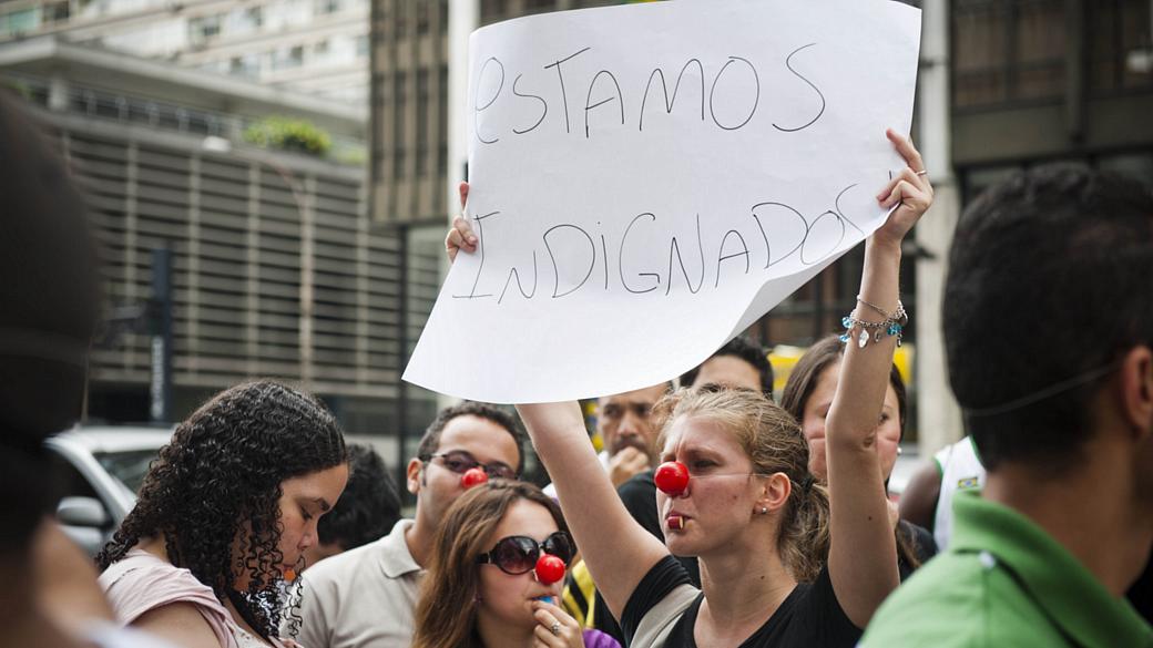 Estudantes da Universidade São Marcos protestam na Avenida Paulista, em São Paulo, contra decisão do MEC que descredencia a instituição (24/03/2012)