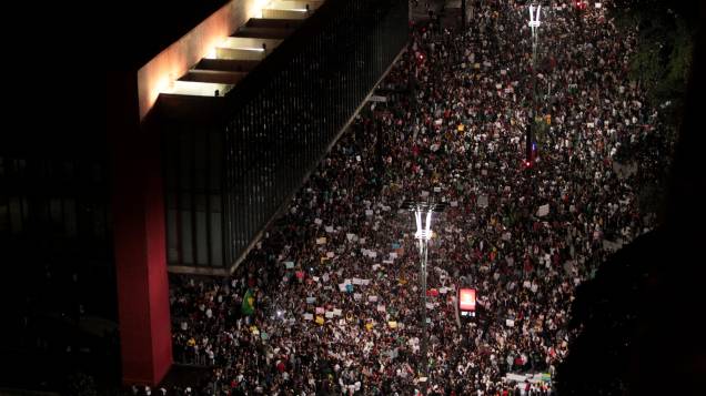 São Paulo - Manifestantes ocupam a Avenida Paulista em frente ao vão livre do Masp na noite de segunda-feira, 17