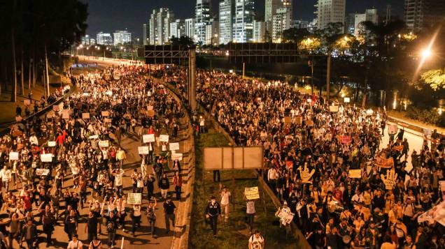 São Paulo - Manifestantes caminham pela Marginal Pinheiros, na zona oeste de São Paulo, em direção ao Palácio dos Bandeirantes na segunda-feira, 17