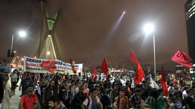 São Paulo - Manifestantes passam pela Ponte Estaiada na segunda-feira, 17 