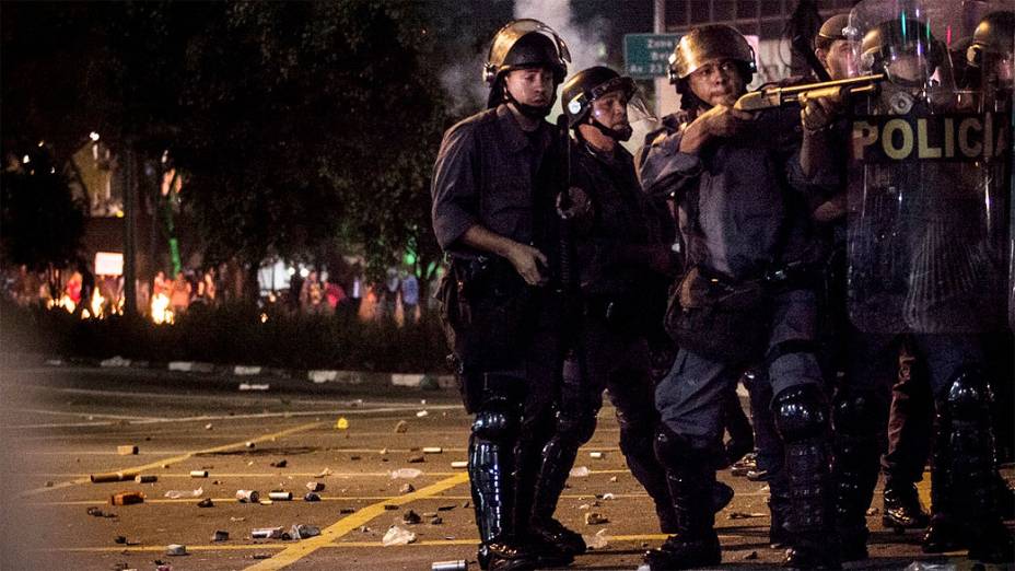 Confronto de policiais e manifestantes na rua da Consolação durante protesto contra o aumento da tarifa de ônibus, na cidade de São Paulo