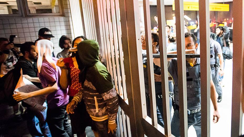 Manifestamtes em frente estação Faria Lima do metro, em São Paulo