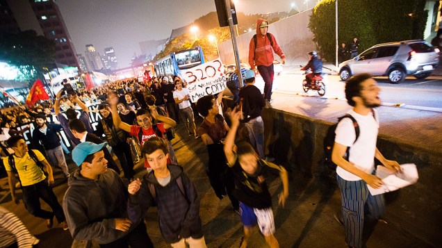 Manifestação organizada pelo movimento Passe Livre, ocupa pistas da Marginal Piheiros, em São Paulo