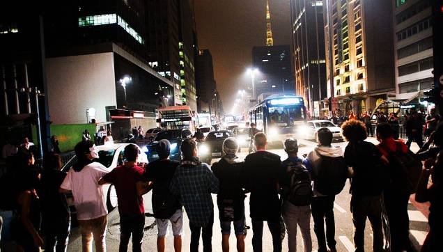 Novo protesto contra o aumento das tarifas do transporte público na capital paulista toma as ruas do centro de São Paulo