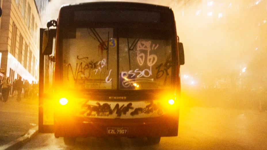 Novo protesto contra o aumento das tarifas do transporte público na capital paulista toma as ruas do centro de São Paulo