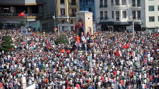 Manifestantes na praça Taksim, durante protesto contra demolição do parque Taksim Gezi, na Turquia