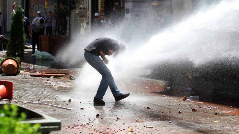 Polícia utiliza jatos dágua para dispersar manifestantes, em Istambul