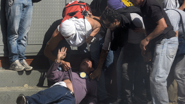 Homem é ferido durante em protesto contra o governo do presidente da Venezuela, Nicolas Maduro, em Caracas