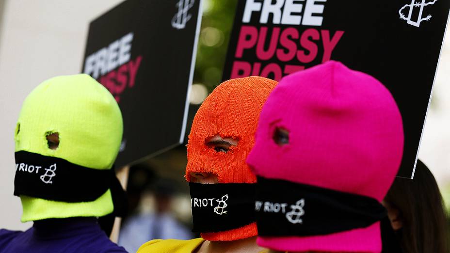 Simpatizantes da banda russa Pussy Riots protestam em frente à embaixada russa, em Londres. Três integrantes do grupo foram levadas à justiça após realizarem um protesto contra o presidente Vladimir Putin dentro de uma igreja. Autoriades querem condená-las a três anos de prisão