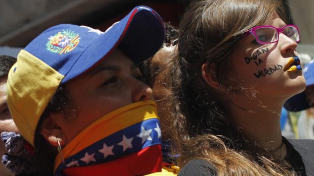 Estudantes fazem manifestação para exigir provas de que Hugo Chávez está vivo e governando a Venezuela