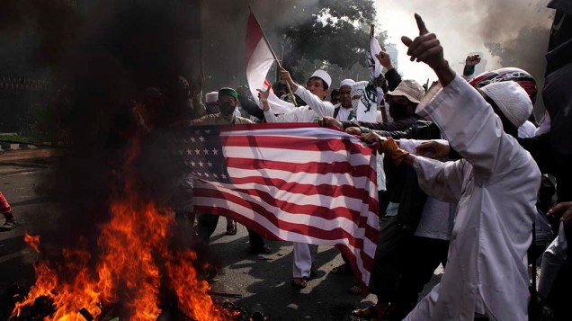 Manifestantes durante protesto contra o filme que satiriza os mulçumanos em Jacarta, Indonésia