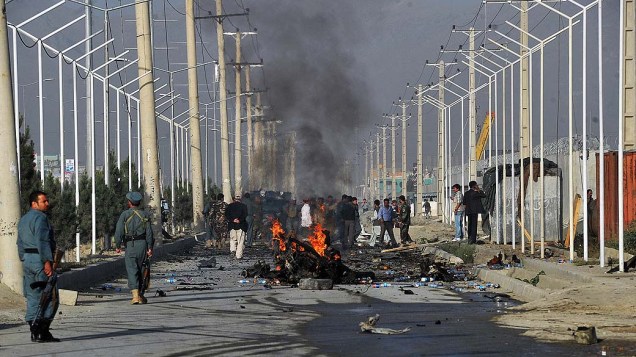 Destroços do veículo que levava 12 trabalhadores estrangeiros e sofreu um ataque suicida deixando 10 mortos em Cabul, Afeganistão