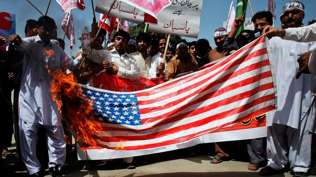 Manifestantes durante protesto contra o filme que satiriza os mulçumanos em Peshawar, Paquistão