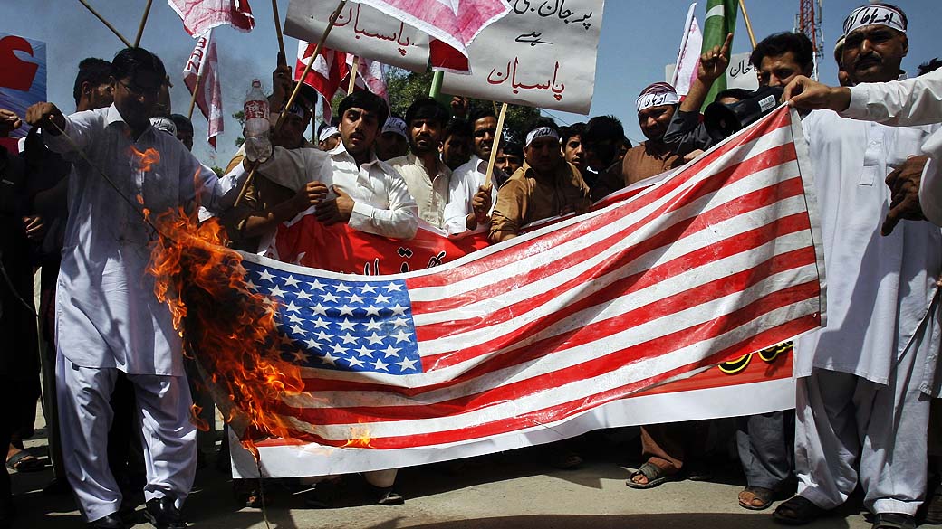 Manifestantes durante protesto contra o filme que satiriza os mulçumanos em Peshawar, Paquistão