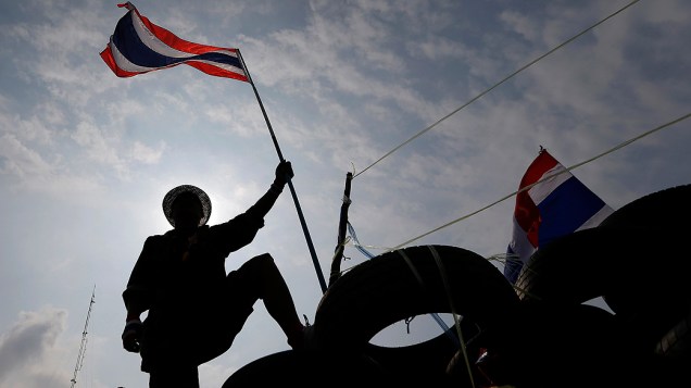Manifestante participa de protesto contra a gestão da primeira-ministra da Tailândia, Yingluck Shinawatra, pelas ruas de Bangcoc, nesta terça-feira (18)