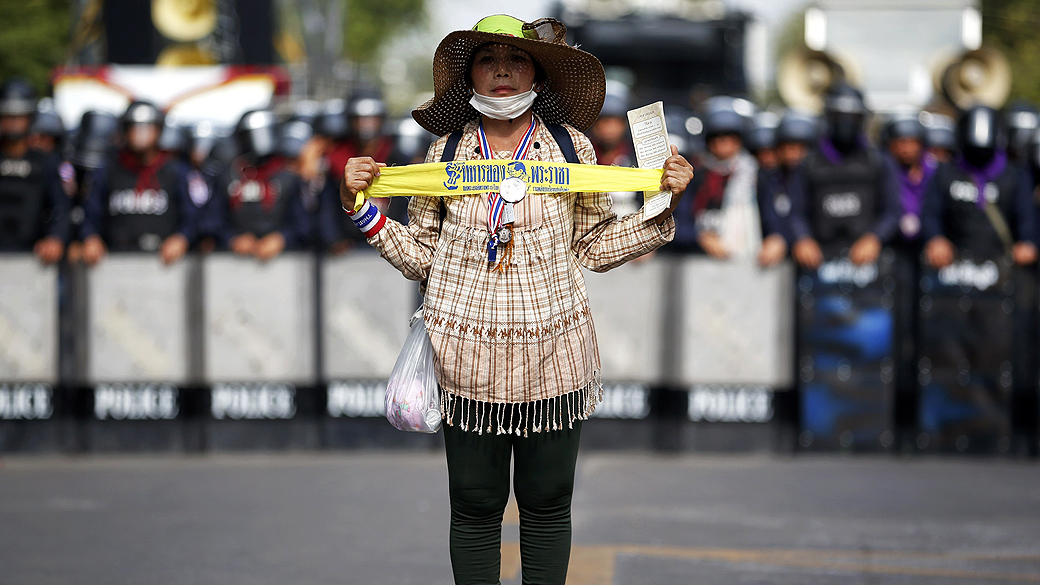 Manifestante participa de protesto contra a gestão da primeira-ministra Yingluck Shinawatra nas ruas de Bangcoc