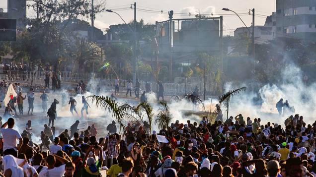Belo Horizonte - Manifestantes entram em confronto com a polícia durante protesto nas proximidades do estádio do Mineirão, em Belo Horizonte 