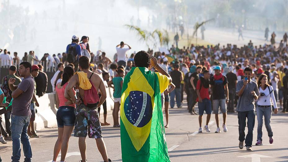 Belo Horizonte - Manifestantes entram em confronto com a polícia durante protesto nas proximidades do estádio do Mineirão, em Belo Horizonte 