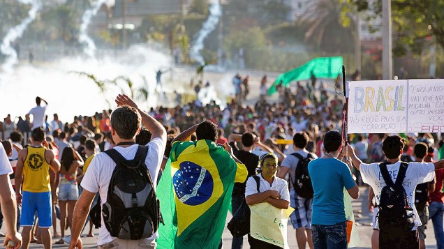Belo Horizonte - Manifestantes entram em confronto com a polícia durante protesto nas proximidades do estádio do Mineirão, em Belo Horizonte 