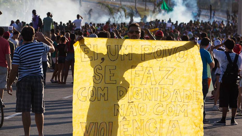 Belo Horizonte - Manifestantes entram em confronto com a polícia durante protesto nas proximidades do estádio do Mineirão, em Belo Horizonte 